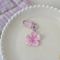 Detailansicht eines rosa Kirschblüten-Schlüsselanhängers auf einer Keramikschale - Rosa