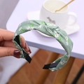 Cerchietto annodato in tessuto verde con piccoli motivi a margherita bianca da donna - Margherita verde annodata