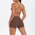Detailansicht des dunkelbraunen Yoga-Sets mit Cross-Back-BH und High-Waist-Push-up-Shorts - S / Kastanienbraun