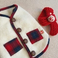 Gilet de Noël pour animaux en polaire beige avec accessoire tricoté du Père Noël rouge - Gilet de Noël Rouge en Polaire Avec Écharpe