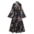 Abito lungo in chiffon a fiori con maniche a campana e sciarpa abbinata su sfondo bianco - XS / Nero