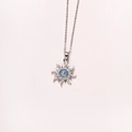 Elegante collar de estrella solar en plata con ópalo azul y brillantes piedras de circón - Estilo Estrella de Ocho Puntas de Sol / Azul Chapado en Platino