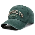 Cappellino vintage verde scuro in cotone lavato con ricamo Brooklyn 1947 in rilievo - Verde
