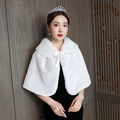 Châle de mariée élégant en fausse fourrure blanche avec revers et nœud en satin - Capelet en Fausse Fourrure Lisse / 100-135CM