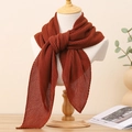 Foulard quadrato a pieghe rosso marrone con trama ondulata fine mostrato su un manichino - rosso mattone