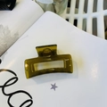 Primer plano de una pinza para el cabello cuadrada verde oliva en resina - Amarillo Verde Gelatina
