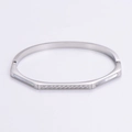 Detalle de brazalete de acero inoxidable 304 plateado con nácar y circonitas cuadradas - Color Acero