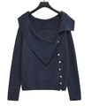 Détail d'un cardigan au crochet bleu foncé avec des boutons blancs asymétriques chic - S / Bleu marine