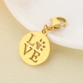 Detalle de colgante dorado calado con letras LOVE y huella de mascota en plato blanco - 17x15mm / Estilo Corazón Hueco I LOVE MOM (KLJ6981-Z) / Dorado