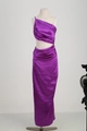 Détail d'une robe en satin violet à une épaule avec découpe et finition métallique - Violet