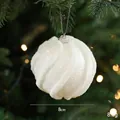 Pallina di Natale bianca da 8cm con glitter e trama in peluche appesa all'albero - 8cm / Bianco