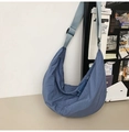 Détail du sac à bandoulière en nylon bleu montrant la sangle réglable et la fermeture - Bleu