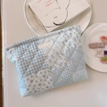 Neceser acolchado con estampado floral azul y etiqueta de tela Simple Wish - Floral de cuadros azules