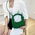 Borsa a mezzaluna intrecciata verde con texture a corda arrotolata e finitura oro - Verde