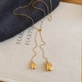 Detail der 18k vergoldeten Wassertropfen-Anhänger an der verstellbaren Y-Halskette - Goldener Doppelter Wassertropfen Anhänger (18K Vergoldet)