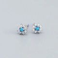 Orecchini a margherita in argento con opale blu centrale e zirconi scintillanti - Oro Bianco