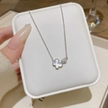 Collana in argento S925 con farfalla in madreperla bianca e ciondolo a sfera in zircone - Stile Conchiglia a Farfalla e Perlina (X649) / Argento