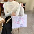 Détail de l'illustration d'ours mignon et poignée en peluche sur sac fourre-tout mauve - Ours avec Cœur