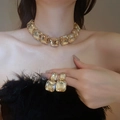 Detalle de conjunto de joyería de perlas de lujo con piedras ámbar en una modelo - Set de 2 piezas / Dorado