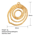 Dettaglio del ciondolo dorato in acciaio inossidabile con trama martellata irregolare - Ciondolo Multi-Loop Irregolare Martellato (SS0024)
