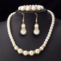 Elegantes ABS-Perlenschmuck-Set mit Halskette Armband und Ohrringen auf schwarzem Büstenständer - 3-teiliges Set / Weiße Perle Goldfarben