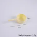 Mini mestolo in plastica gialla per casa delle bambole con manico lungo e beccucci - 5.5cm/Grande / Giallo chiaro