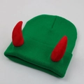 Gorro de punto verde con cuernos de diablo rojos, gorro de invierno divertido para hombre y mujer - Talla Única Adulto - Elástico / Cuerno Rojo - Gorro Verde Brillante
