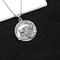 Détail du pendentif loup Fenrir en argent vieilli avec nœuds celtiques sur chaîne - Loup Fenrir