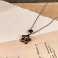 Dettaglio del ciondolo a stella in occhio di tigre con croce su libro d'epoca - Croce di Stella (2# Collana-Marrone-Stella)