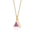 Dettaglio della collana placcata oro 18k con ciondolo geometrico a triangolo viola e catena - Triangolo/Viola