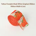Nastro autunnale da 6,3cm con zucche arancioni su tessuto a quadri cachi e bianchi - Nastro a quadri kaki e bianco zucca gialla da 6,3cm