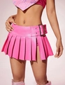 Detail van roze PU-plooirok met grote vierkante gesp riem en realistische leertextuur - XS / Roze