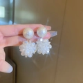 Detalle macro de elegantes pendientes de pétalos blancos con perla sostenidos a mano - Estilo de Colgante de Flor Blanca (4# Pin de plata-Blanco)