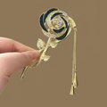 Pinza para el pelo de rosa dorada con esmalte negro, pedrería rosa y borla de metal fina - Pinza de Rosa Twister / Dorado