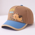 Dettaglio del ricamo dell'orso sulla berretta da baseball bicolore per bambini - 52cm (2-5 Anni) / caffè