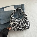 Bolso de media luna de felpa con estampado de leopardo en blanco y negro y tacto suave - Blanco