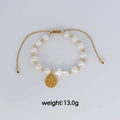 Vue détaillée du bracelet religieux en perles avec croix et médaille de Saint Benoît. - Croix (B192) / Blanc