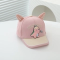Dettaglio del ricamo a dinosauro e corna 3D sul cappellino da baseball per bambini - Rosa