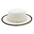 Cappello di paglia bianco a tesa piatta con bordo nero e decorazioni di perle per il mare - M (56-58cm) / Bianco