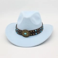 Détail du chapeau de cowboy en feutre bleu clair avec lanière en cuir et turquoise - Bleu Ciel (Ceinture en Cuir Florale)