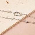 Dettaglio della collana a catena a graffetta in acciaio inossidabile argento con moschettone - Stile 2 / Catena da 15cm / Color Acciaio