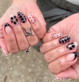 Primo piano dettagliato di eleganti unghie finte con motivi leopardati e pois. - Black French Polka Dot Grid Oval Style (CW815)