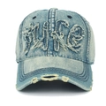 Dettaglio del ricamo WIFE e dei fori sfilacciati sul berretto da baseball in denim - Regolabile / Applique di Lettere WIFE / Blu Medio