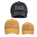Detaillierte Stickerei der Texte DAD, MAMA und MINI auf gewaschenen Baumwollkappen für Familien - Schwarz DAD + Gelb MAMA + Gelb MINI