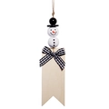 Detail van een sneeuwpop houten kraal hanger met een rustieke geruite strik voor de boom - Zwarte Sneeuwpop Label