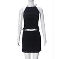 Detail aus schwarzem Plissee-Stoff mit Spitzenbesatz an Halterneck-Top und Minirock - S / Schwarz