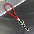 Détail du cordon de téléphone en strass rouges avec fermoir mousqueton argenté et anneau - Style Bracelet / Rouge