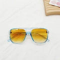 Détail de lunettes de soleil carrées à double pont avec monture bleu clair et verres jaunes - Mode Dégradé / Monture Bleue Verres Jaunes