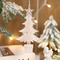Detailansicht eines klaren Acryl-Schneeflocken-Anhängers mit Textur am Weihnachtsbaum - Transparenter Perlen Weihnachtsbaum / 15x8cm (1 Stück)