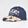 Dettaglio del ricamo AURORA e del motivo floreale sul berretto da baseball blu navy - Regolabile / Corpo Blu Notte / Tesa Floreale Astratta Tan (02)